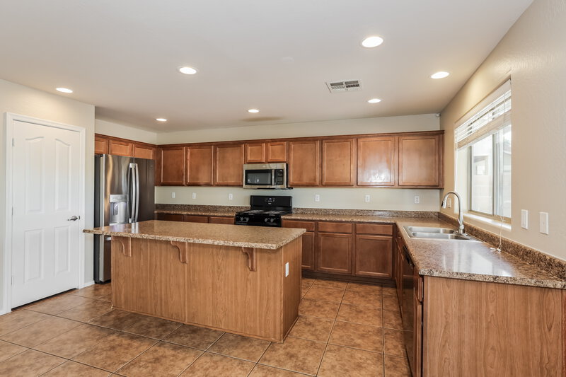2,080/Mo, 960 N 168th Dr Goodyear, AZ 85338 Kitchen View