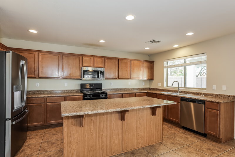 2,080/Mo, 960 N 168th Dr Goodyear, AZ 85338 Kitchen View 2