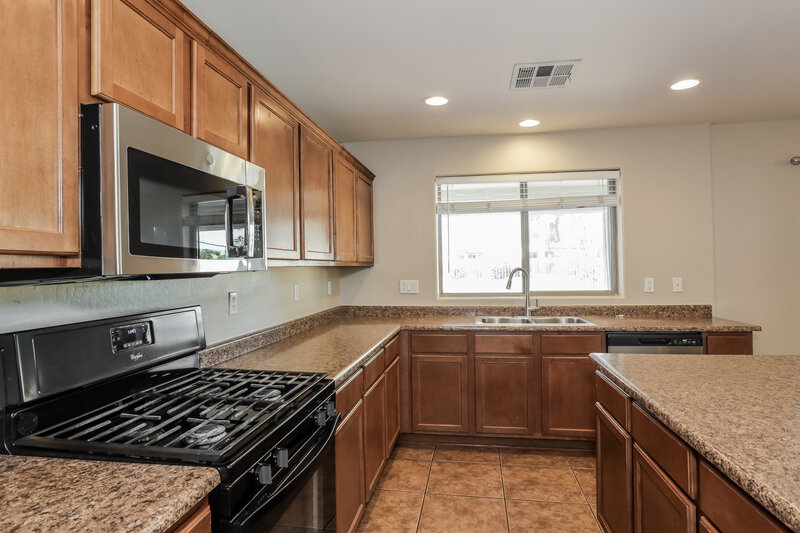 2,080/Mo, 960 N 168th Dr Goodyear, AZ 85338 Kitchen View 3