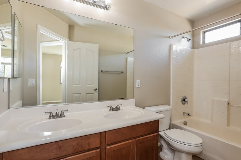 2,080/Mo, 960 N 168th Dr Goodyear, AZ 85338 Bathroom View