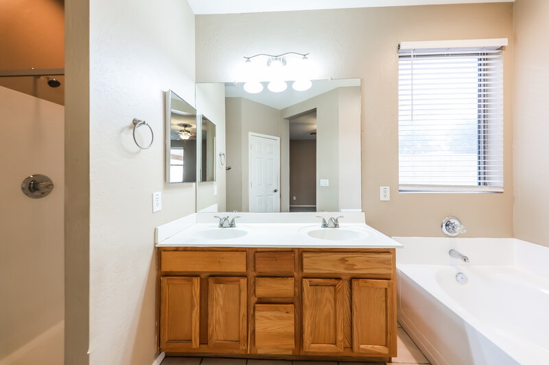 2,050/Mo, 26330 N 68th Dr Peoria, AZ 85383 Main Bathroom View