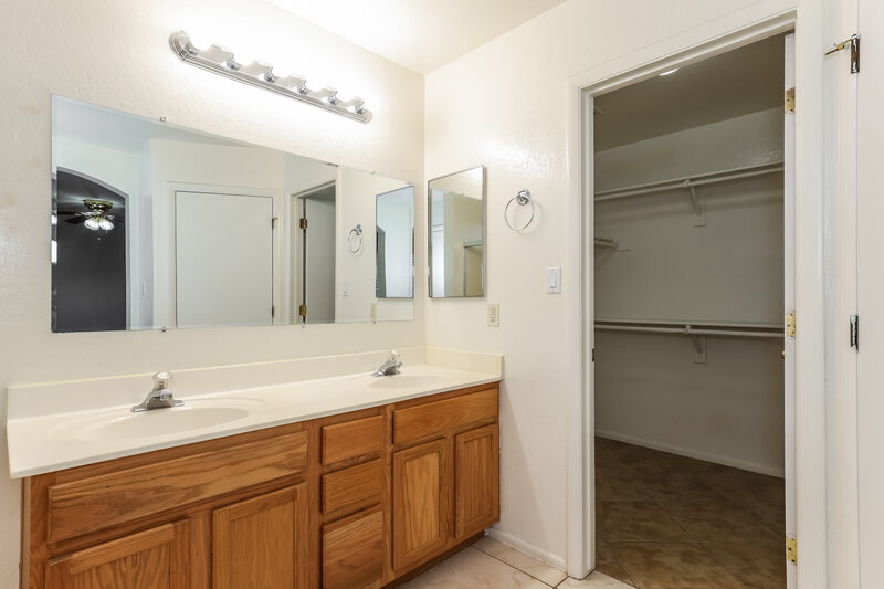 2,160/Mo, 8818 W Salter Dr Peoria, AZ 85382 Main Bathroom View