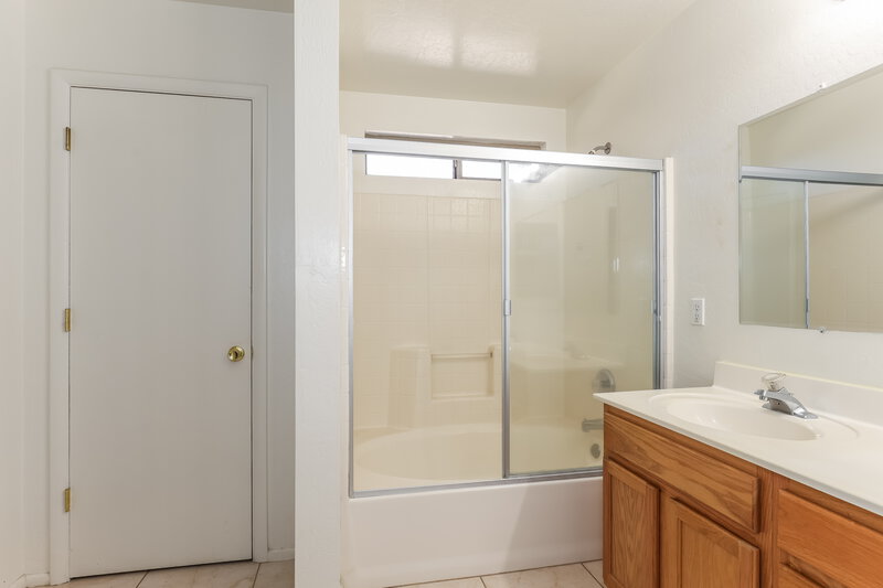 2,160/Mo, 8818 W Salter Dr Peoria, AZ 85382 Main Bathroom View 2