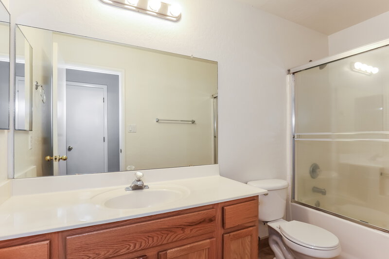 2,160/Mo, 8818 W Salter Dr Peoria, AZ 85382 Bathroom View