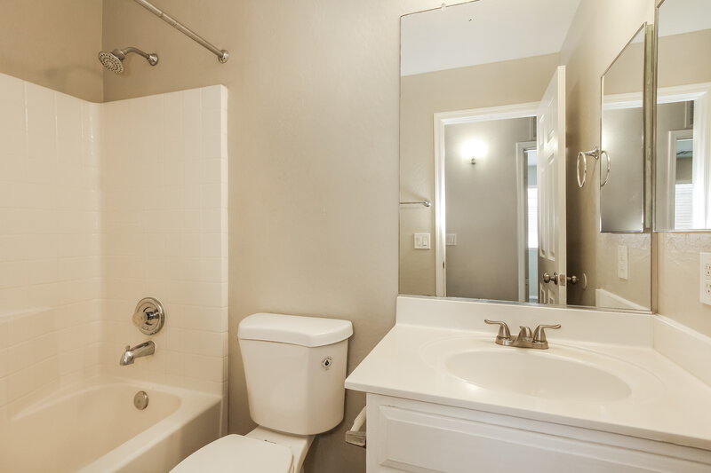 1,950/Mo, 17266 W Durango St Goodyear, AZ 85338 Bathroom View