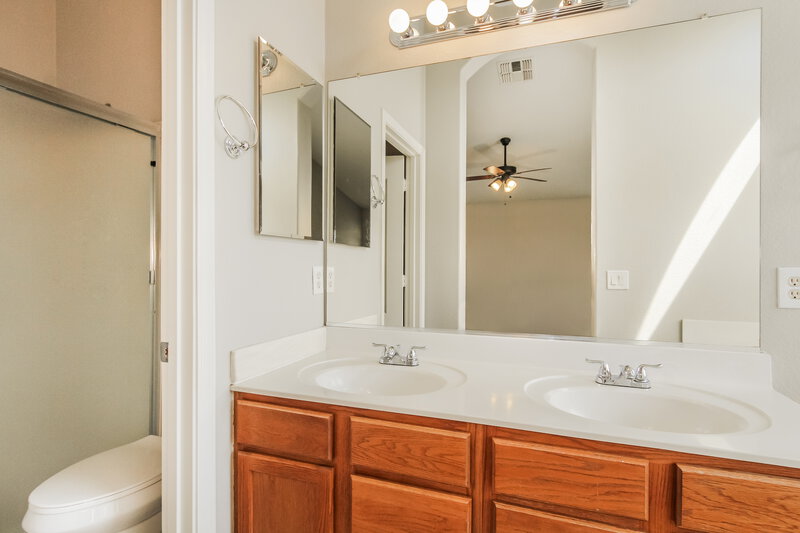 2,730/Mo, 15871 W Linden St Goodyear, AZ 85338 Main Bathroom View