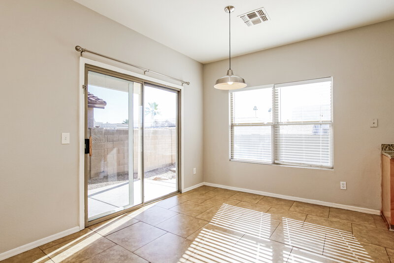 1,940/Mo, 735 E Michigan Ave Phoenix, AZ 85022 Dining Room View