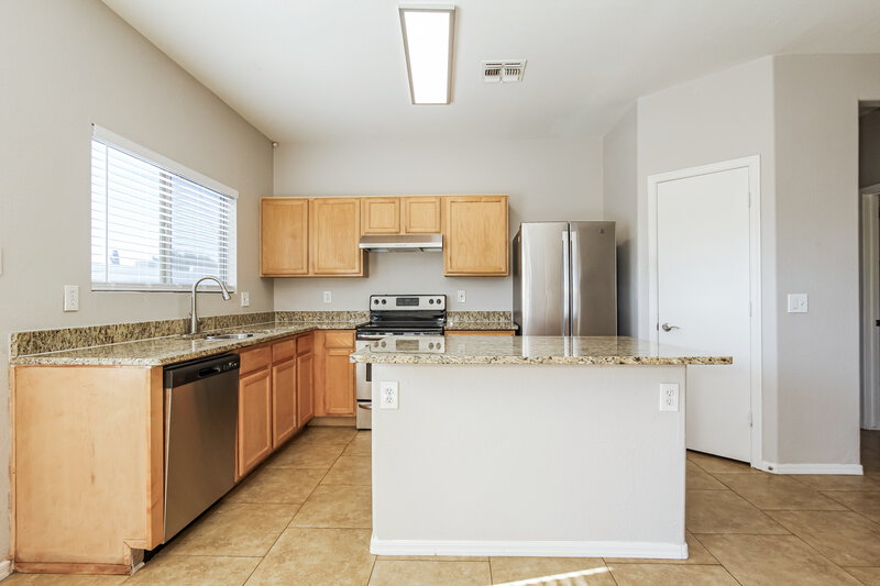 1,940/Mo, 735 E Michigan Ave Phoenix, AZ 85022 Kitchen View