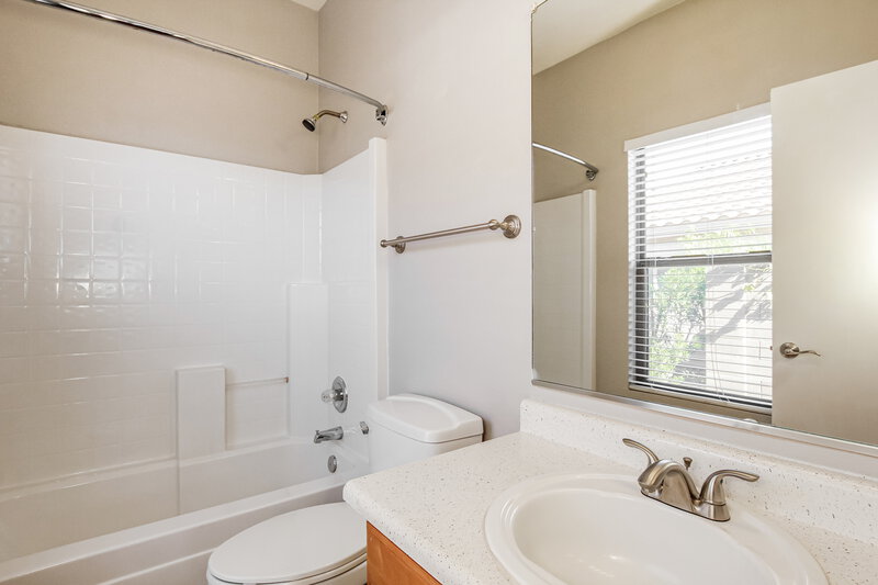 1,940/Mo, 735 E Michigan Ave Phoenix, AZ 85022 Main Bathroom View
