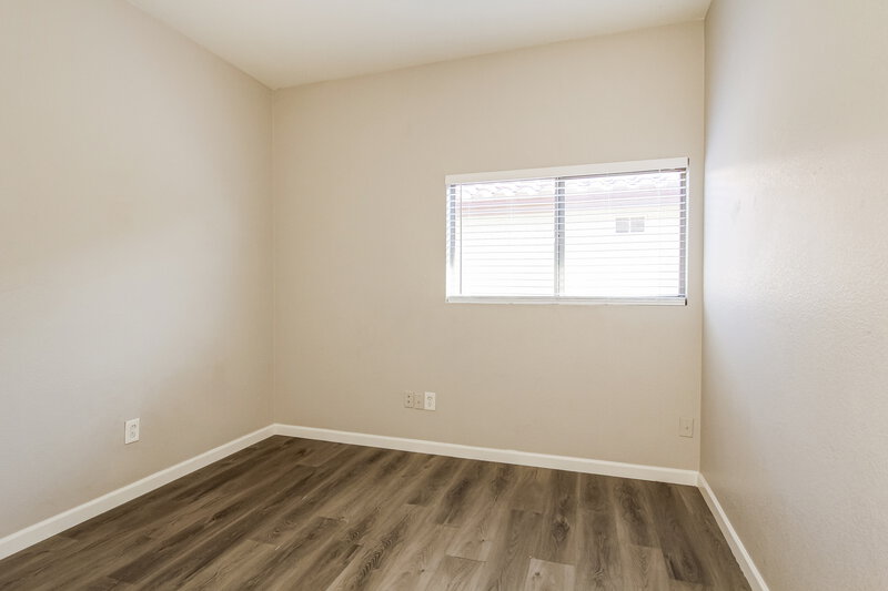 1,940/Mo, 735 E Michigan Ave Phoenix, AZ 85022 Bedroom View 2