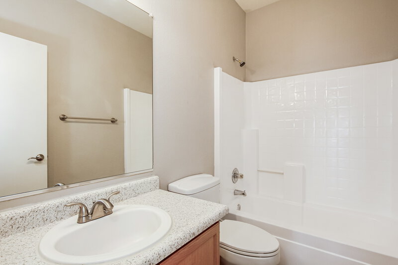 1,940/Mo, 735 E Michigan Ave Phoenix, AZ 85022 Bathroom View