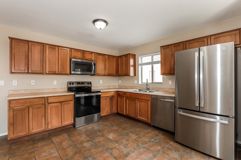 2,185/Mo, 3855 W Belle Ave San Tan Valley, AZ 85144 Kitchen View 2