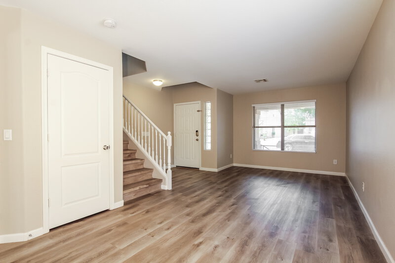 2,110/Mo, 2609 N 128th Dr Avondale, AZ 85392 Living Room View 2