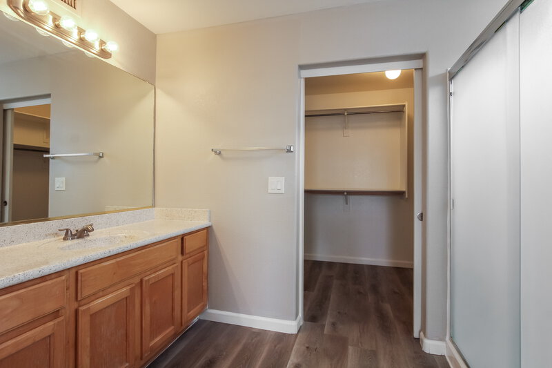 2,110/Mo, 2609 N 128th Dr Avondale, AZ 85392 Main Bathroom View