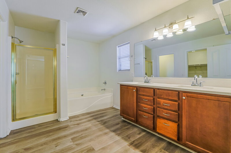 2,510/Mo, 2445 W Spencer Run Phoenix, AZ 85041 Main Bathroom View