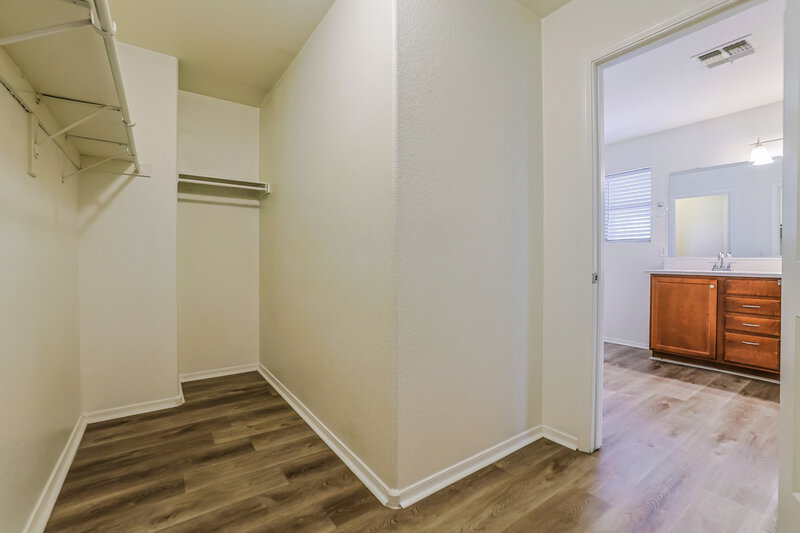2,510/Mo, 2445 W Spencer Run Phoenix, AZ 85041 Walk In Closet View