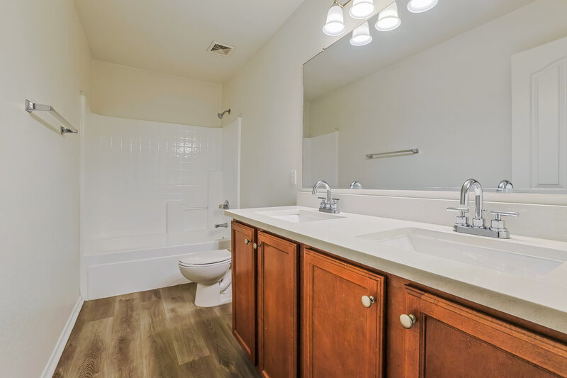 2,510/Mo, 2445 W Spencer Run Phoenix, AZ 85041 Bathroom View