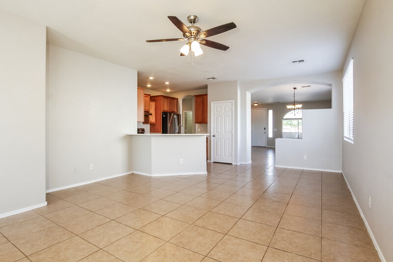 1,950/Mo, 6639 S 17th Ave Phoenix, AZ 85041 Dining Room View 2