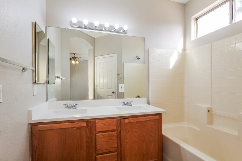 1,950/Mo, 6639 S 17th Ave Phoenix, AZ 85041 Main Bathroom View