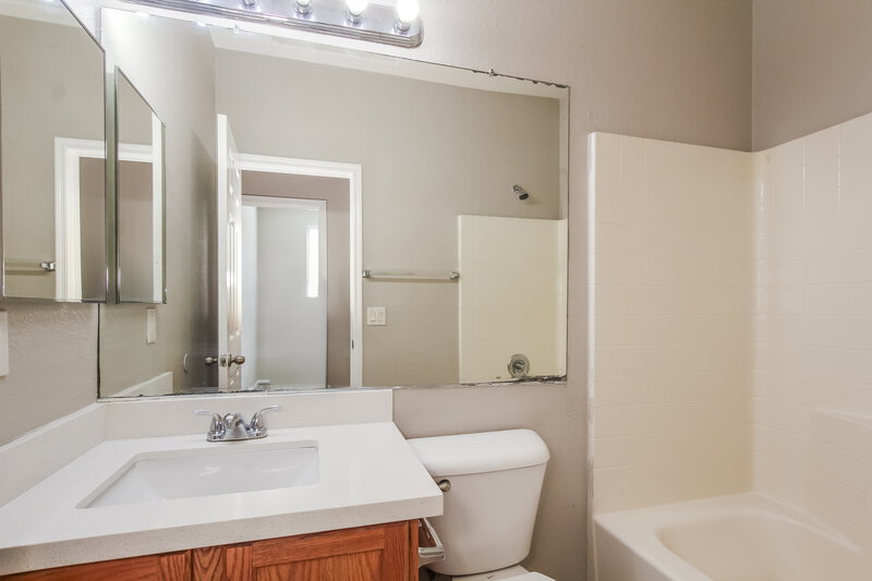 1,950/Mo, 6639 S 17th Ave Phoenix, AZ 85041 Bathroom View