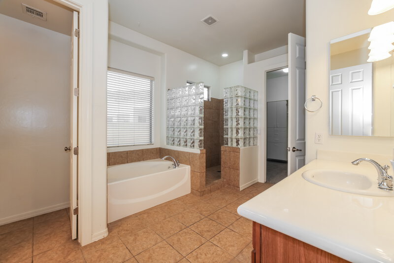 0/Mo, 4626 S Marble St Gilbert, AZ 85297 Main Bathroom View