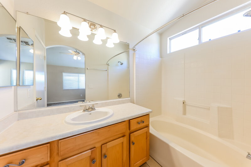 2,050/Mo, 3618 W Tina Ln Glendale, AZ 85310 Main Bathroom View