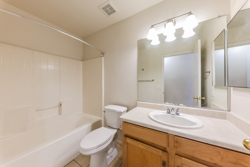 2,050/Mo, 3618 W Tina Ln Glendale, AZ 85310 Bathroom View