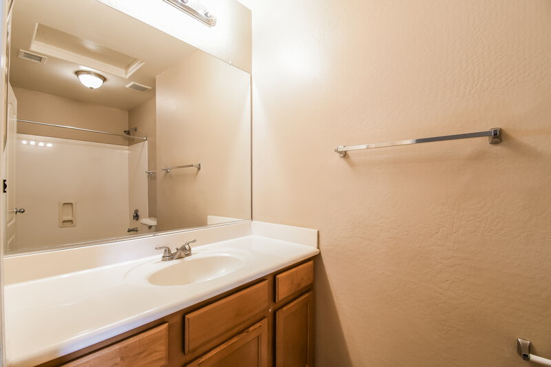 2,080/Mo, 1435 E Pryor Rd San Tan Valley, AZ 85140 Bathroom View 2