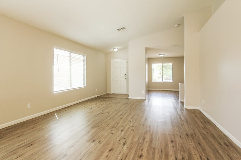 1,985/Mo, 6426 W Watkins St Phoenix, AZ 85043 Living Room View 3