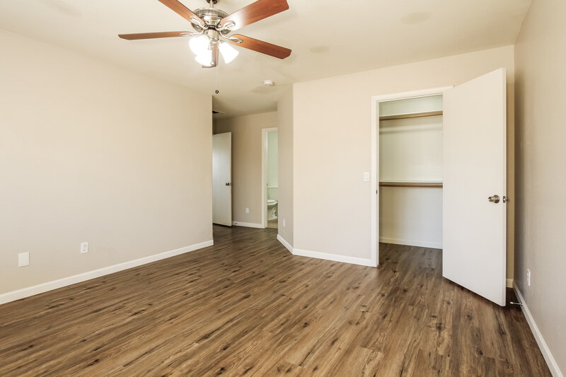 1,985/Mo, 6426 W Watkins St Phoenix, AZ 85043 Main Bedroom View 2