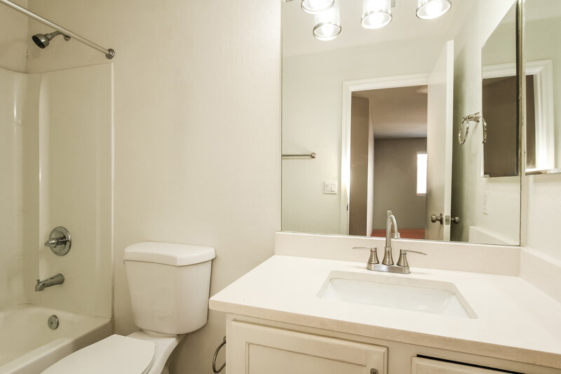 1,985/Mo, 6426 W Watkins St Phoenix, AZ 85043 Main Bathroom View