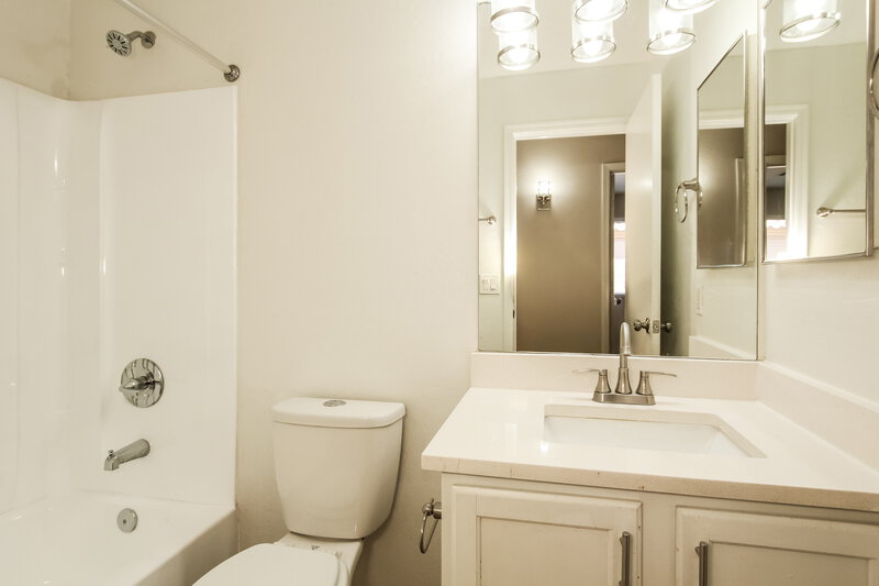 1,985/Mo, 6426 W Watkins St Phoenix, AZ 85043 Bathroom View