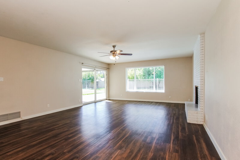 2,550/Mo, 7710 N 7Th Ave Phoenix, AZ 85021 Living Room View 2
