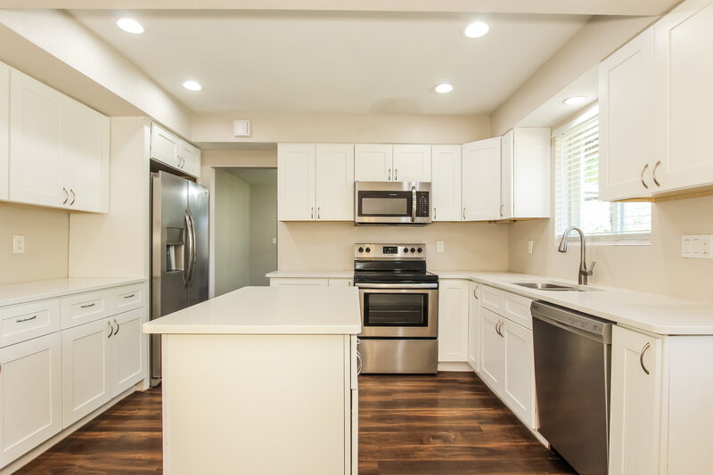 2,550/Mo, 7710 N 7Th Ave Phoenix, AZ 85021 Kitchen View