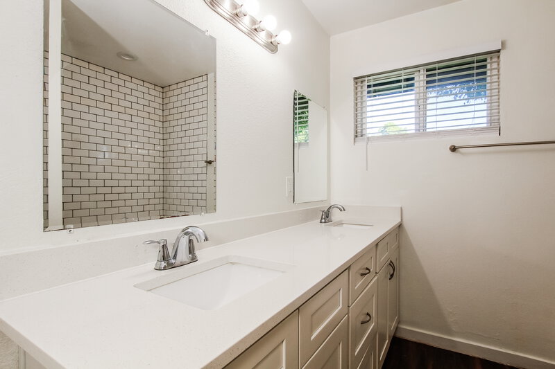 2,550/Mo, 7710 N 7Th Ave Phoenix, AZ 85021 Main Bathroom View