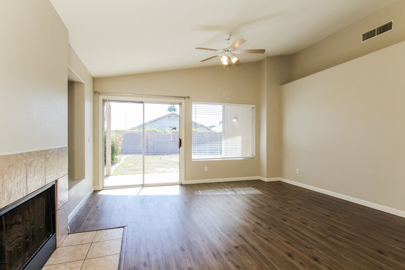 1,915/Mo, 8547 W Laurel Ln Peoria, AZ 85345 Living Room View