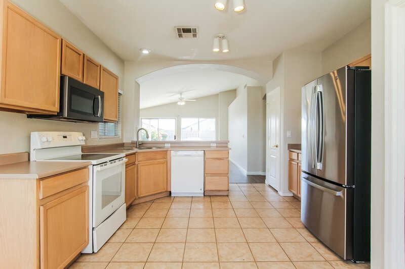 1,915/Mo, 8547 W Laurel Ln Peoria, AZ 85345 Kitchen View