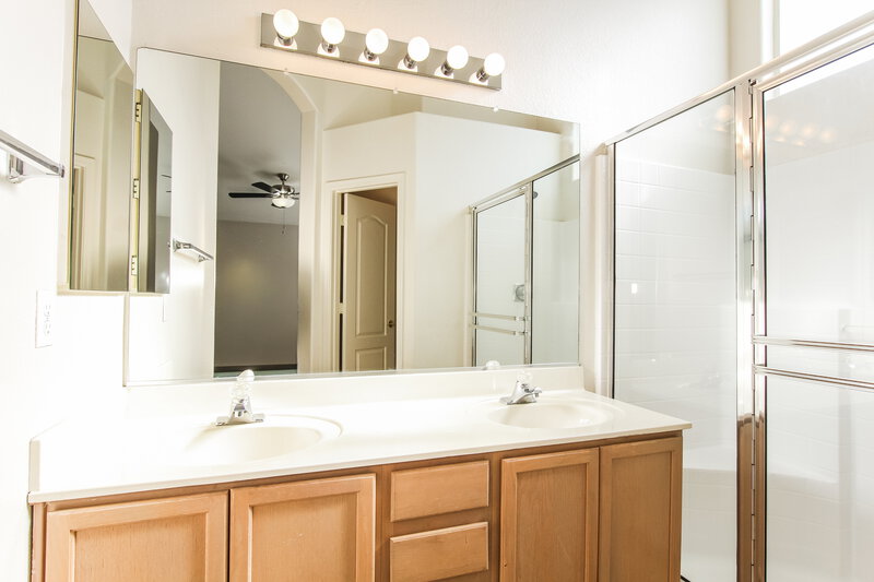 1,915/Mo, 8547 W Laurel Ln Peoria, AZ 85345 Main Bathroom View