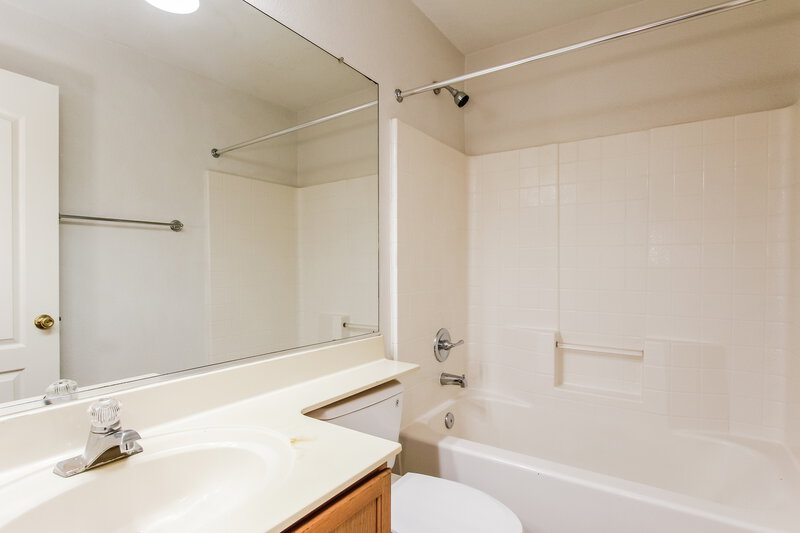1,915/Mo, 8547 W Laurel Ln Peoria, AZ 85345 Bathroom View