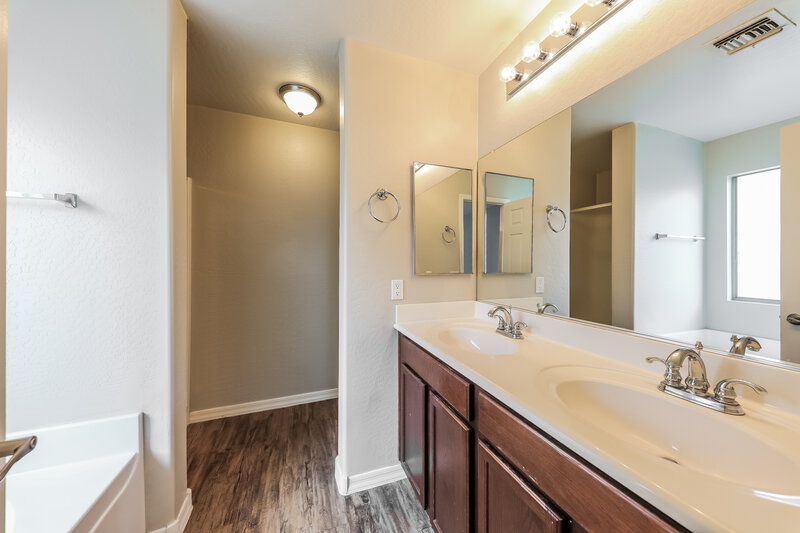 2,590/Mo, 11161 W Brittlewood Dr Phoenix, AZ 85037 Main Bathroom View