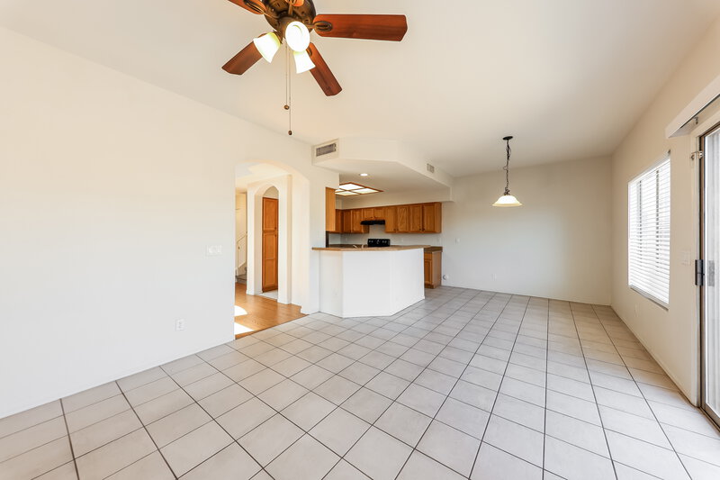 2,190/Mo, 3576 W Chama Rd Glendale, AZ 85310 Family Room View 2