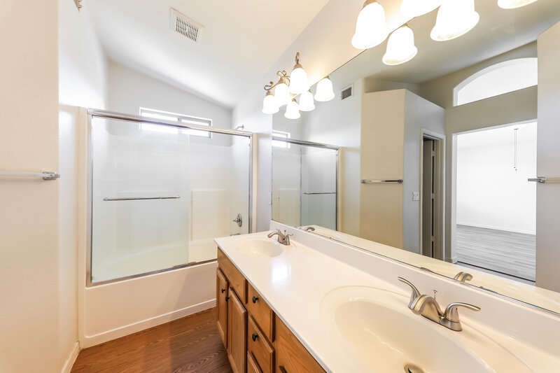 2,190/Mo, 3576 W Chama Rd Glendale, AZ 85310 Main Bathroom View