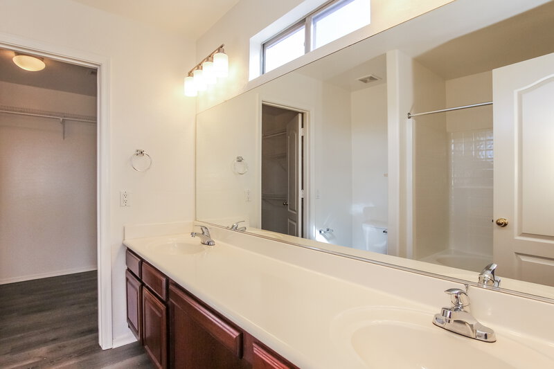 2,355/Mo, 4825 N 111th Gln Phoenix, AZ 85037 Main Bathroom View