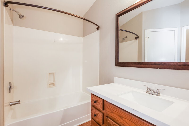 1,880/Mo, 410 E Daniella Dr San Tan Valley, AZ 85140 Main Bathroom View