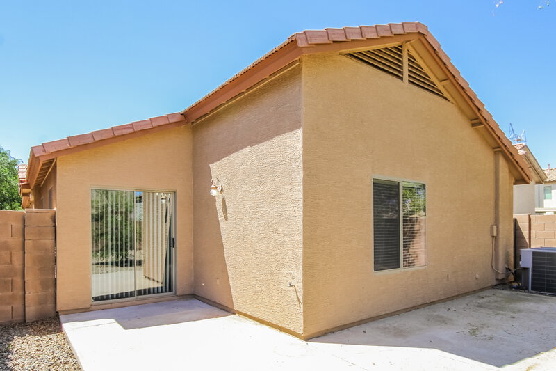 1,880/Mo, 410 E Daniella Dr San Tan Valley, AZ 85140 Rear View