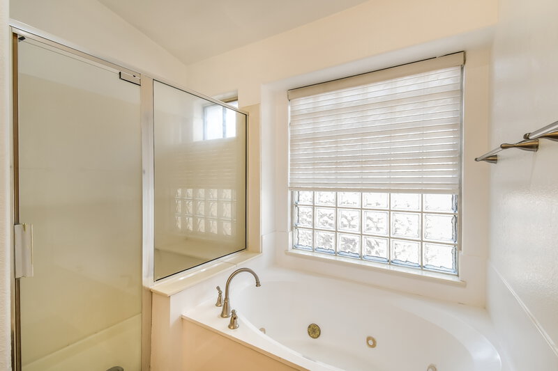 3,990/Mo, 1500 E Toledo St Gilbert, AZ 85295 Main Bathroom View 2