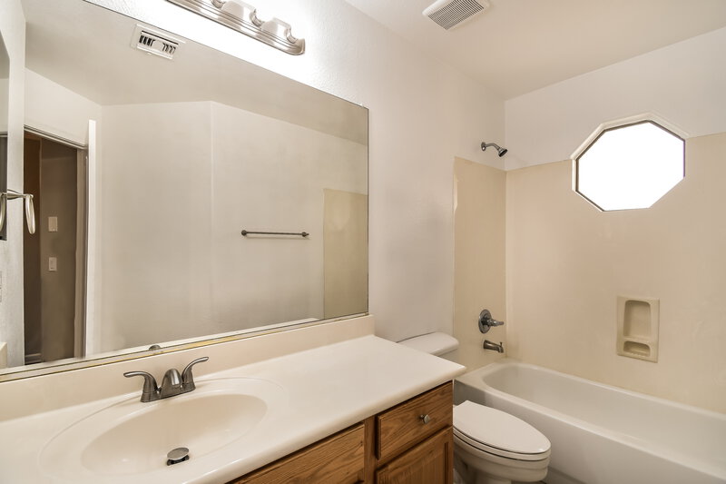 3,990/Mo, 1500 E Toledo St Gilbert, AZ 85295 Bathroom View 2