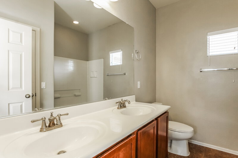 1,920/Mo, 5438 W Pollack St Laveen, AZ 85339 Main Bathroom View