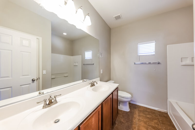 2,295/Mo, 5438 W Pollack St Laveen, AZ 85339 Main Bathroom View