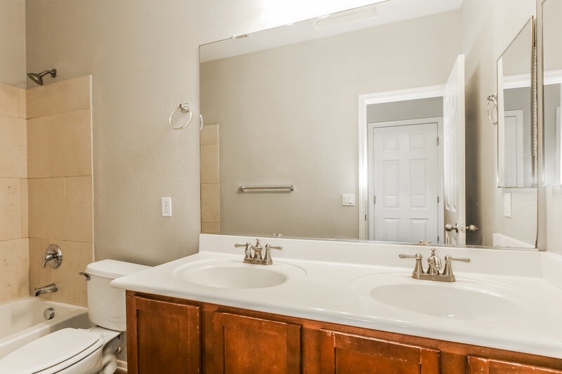 1,920/Mo, 5438 W Pollack St Laveen, AZ 85339 Bathroom View